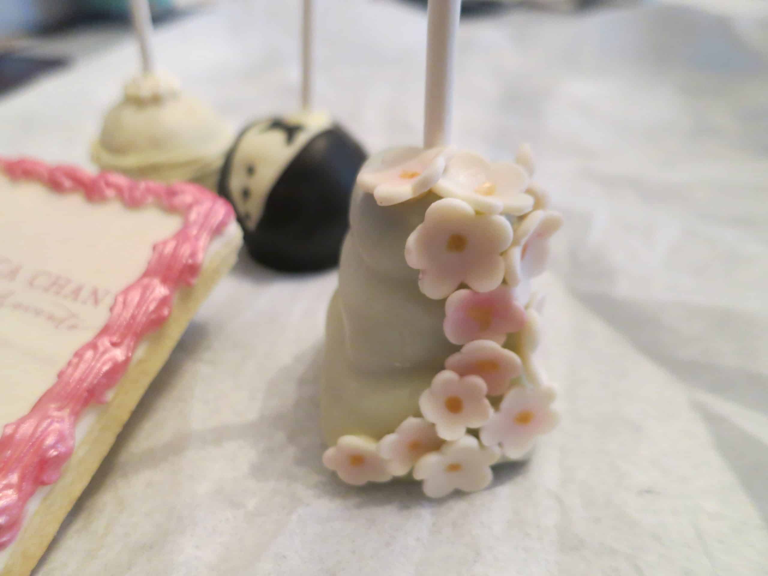 Sweet ideas: Mini wedding cake pops