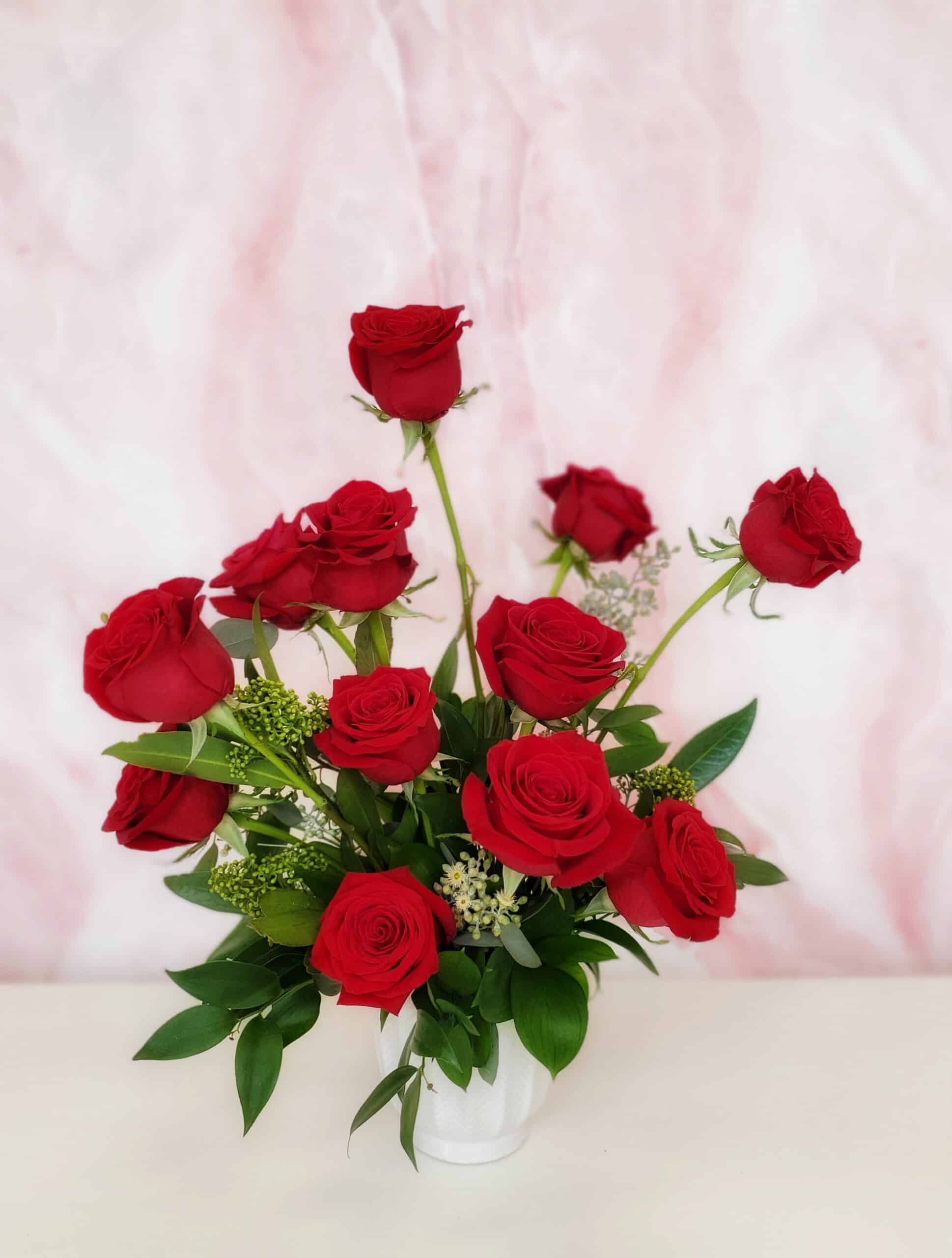 vday-Dozen Roses in Vase Red