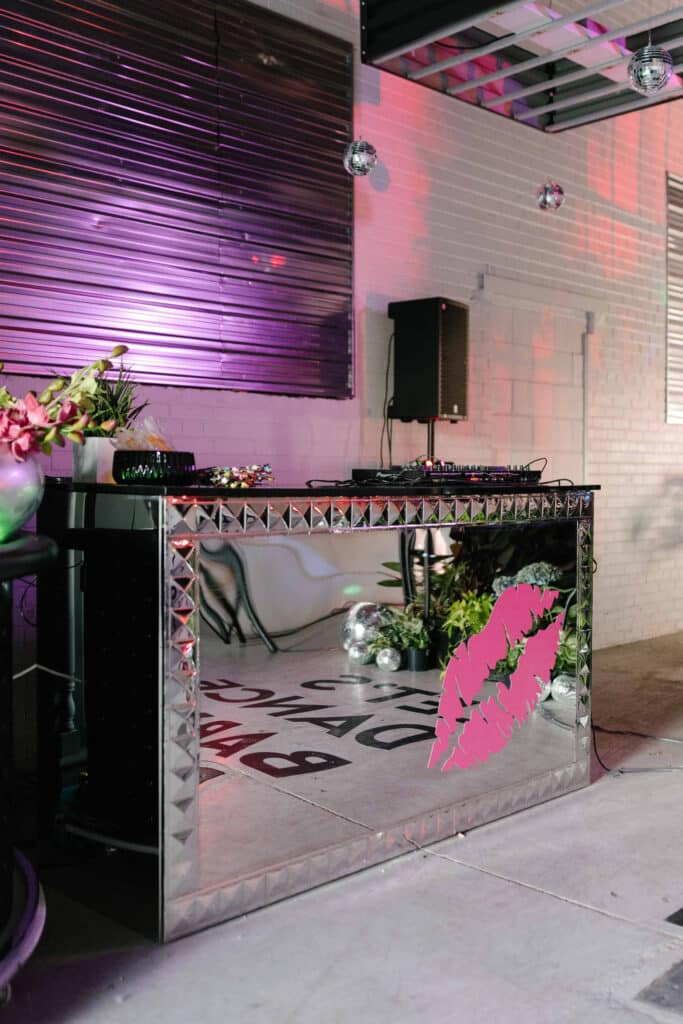 Mirrored rockstud bar with kiss vinyl
